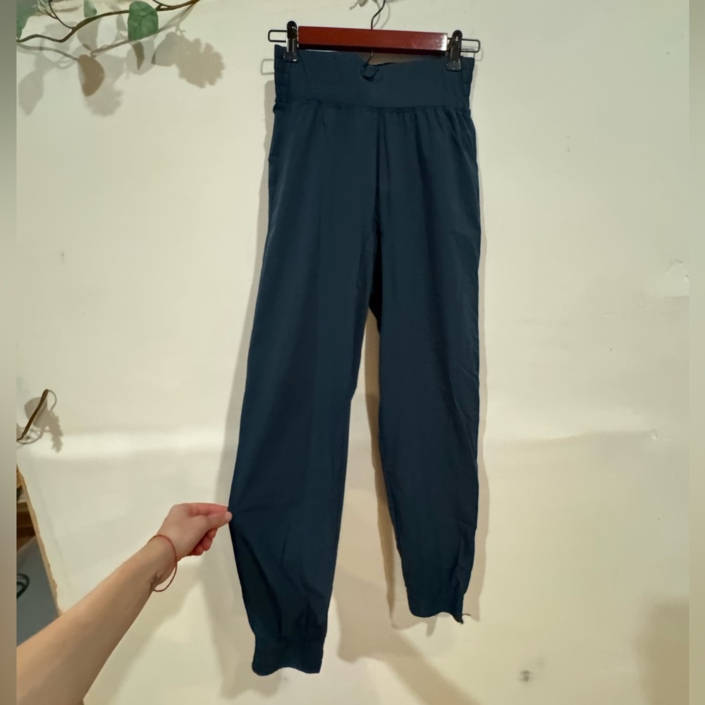 Halara peacock light weight Jogger Pants